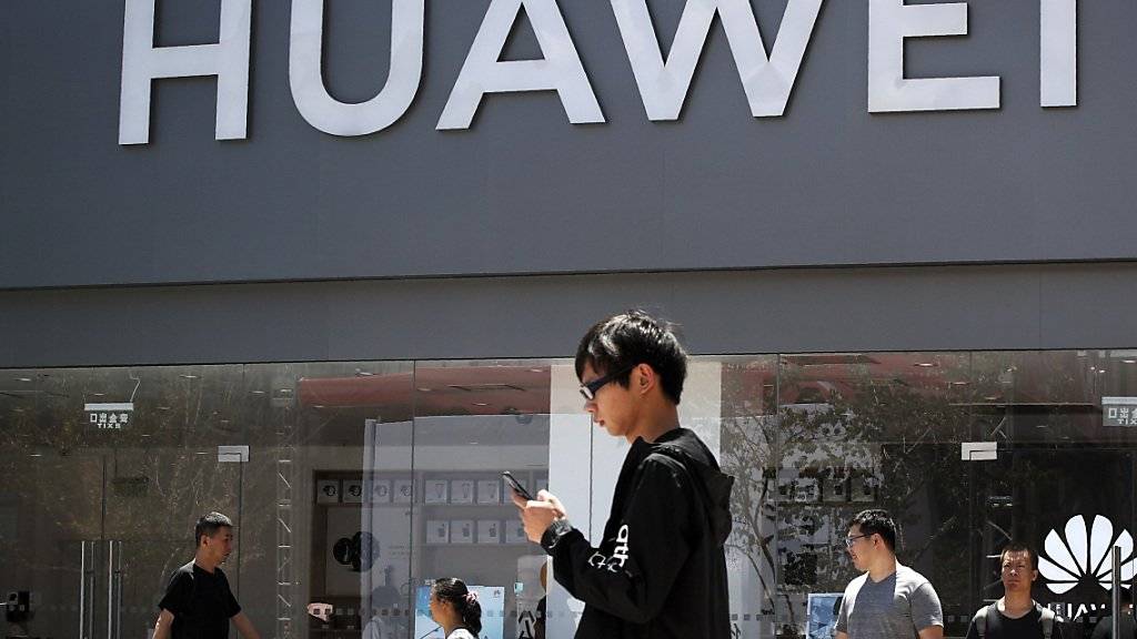 Das neue Huawei-Betriebssystem soll erst einmal in einem neuen TV verbaut werden: ein Geschäft in Peking (Archivbild).