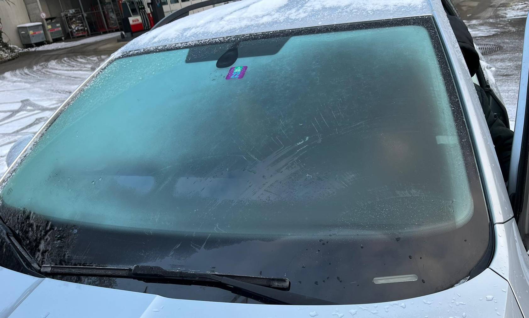 Person Auto Windschutzscheibe mit dem Worte kalt in das Eis auf der  Windschutzscheibe, Flintshire, Nordwales geschabt Auftauen Stockfotografie  - Alamy