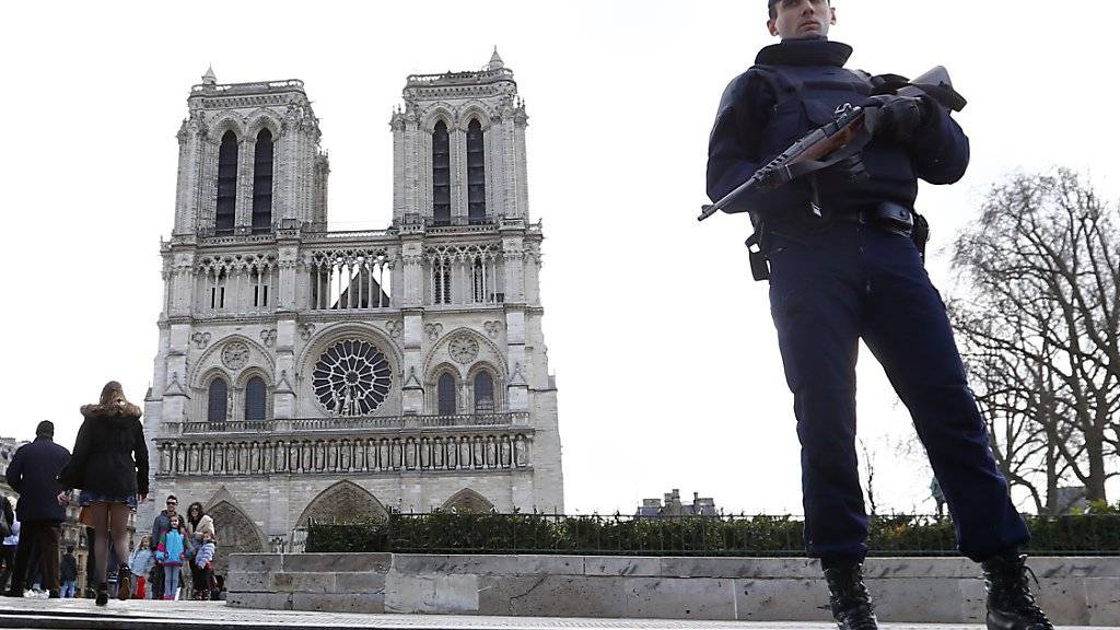 Ein verdächtiges Auto mit Gasflaschen im Kofferraum nahe der Pariser Kathedrale Notre Dame hält die französische Polizei in Atem. (Archivbild)