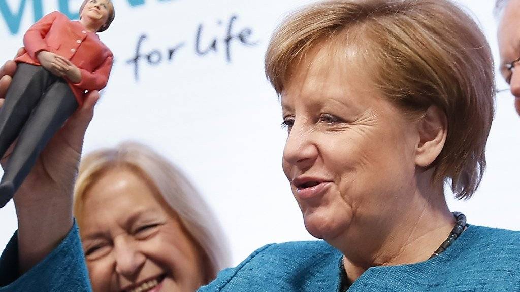 Siemens muss in Deutschland Federn lassen. Im Bild ist die deutsche Kanzlerin Angela Merkel bei einem Besuch an der Messe Hannover am Stand von Siemens. (Archiv)