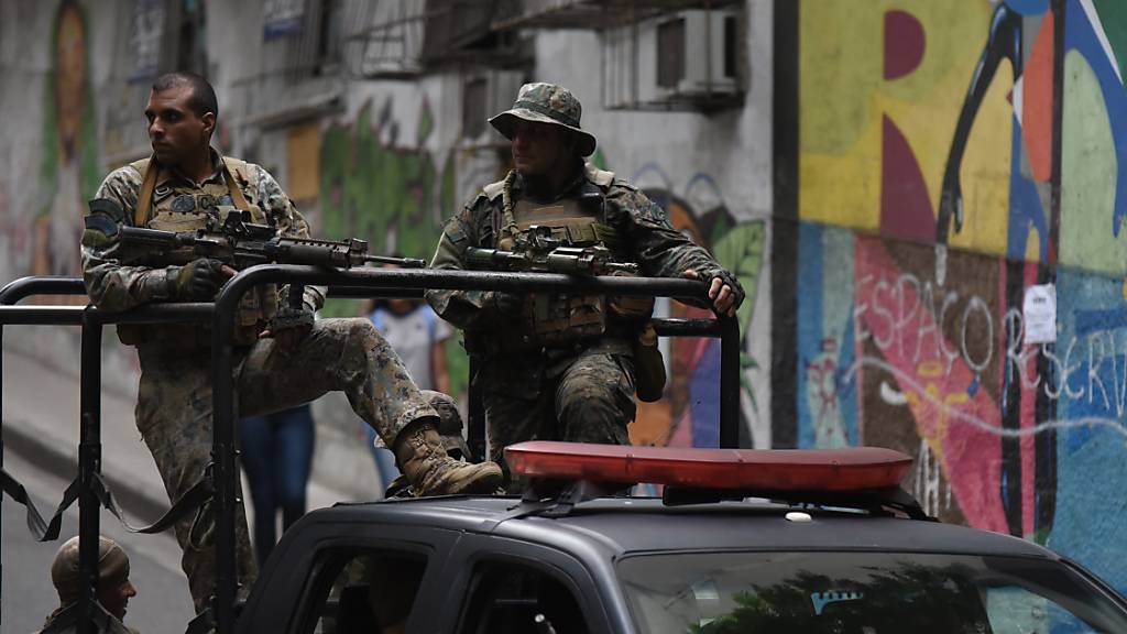 ARCHIV - Sicherheitskräfte patrouillieren in der favela Babilonia. In keinem anderen Land der Welt kommen so viele Menschen bei Polizei-Einsätzen ums Leben wie in Brasilien. Foto: Fabio Teixeira/dpa