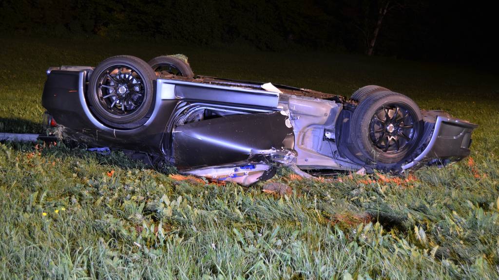 Kurz vor Mitternacht verlor der 29-jährige Automobilist auf der Fahrt von Dicken in Richtung Schwellbrunn im Bereich Moosegg die Herrschaft über das Fahrzeug.