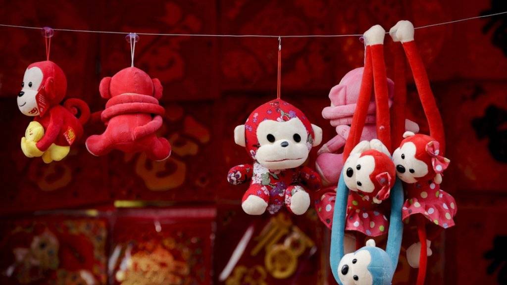 Affenfiguren aus Plüsch auf einem chinesischen Markt. Schweizer Manager im «Reich der Mitte» bleiben optimistisch für das Jahr des Affen.