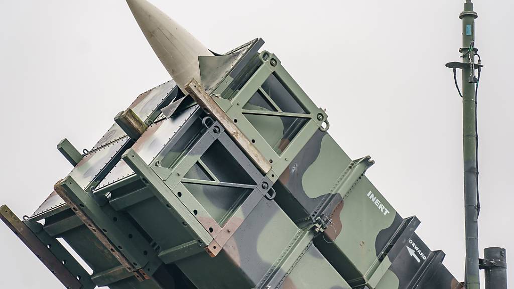 ARCHIV - Ein gefechtsbereites Flugabwehrraketensystem vom Typ «Patriot» des Flugabwehrraketengeschwaders 1 der Bundeswehr steht auf dem Flugfeld des Militärflughafens. Foto: Axel Heimken/dpa