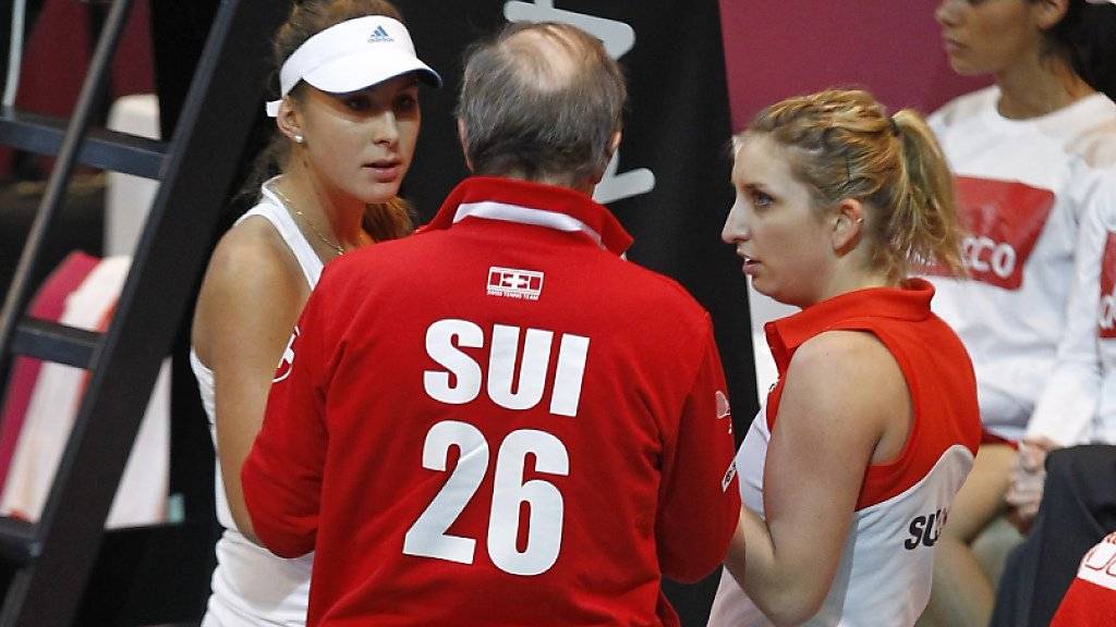 Erfolgreiche Schweizerinnen: Belinda Bencic (links) und Timea Bacsinszky besprechen sich im Fedcup mit Coach Heinz Günthardt (Archivbild)
