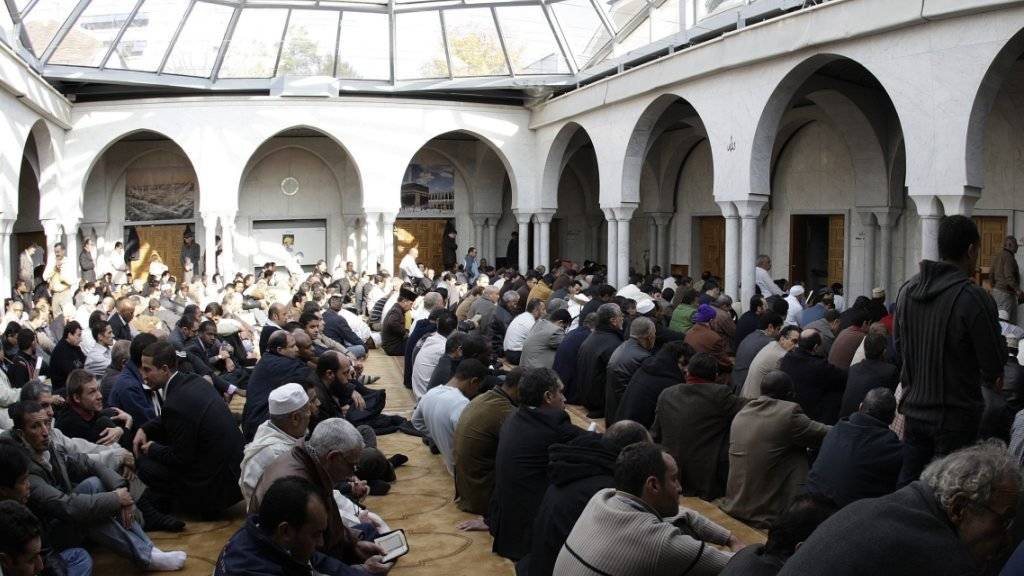 Hier herrschte noch Harmonie in der Grossen Moschee in Genf: Muslime lauschen während des grossen Freitagsgebets der Predigt eines der Imame (Archiv).