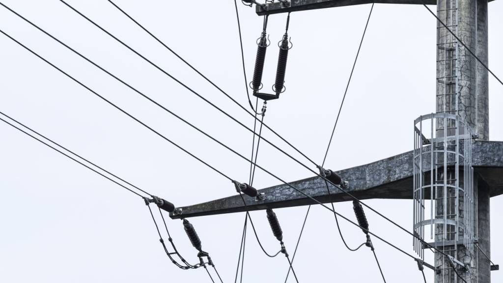 In der Ausserschwyz wird eine Freileitung in den Boden verlegt. (Symbolbild)