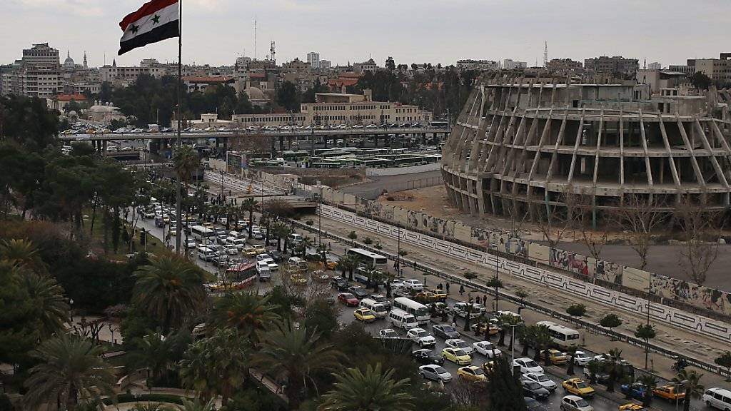 Pendlerverkehr in der syrischen Hauptstadt Damaskus: Nun hat auch die Opposition sich bereit erklärt, die Waffenruhe zu akzeptieren. Sie sieht darin einen Test, ob es den Gegenparteien ernst ist. (Archivbild)