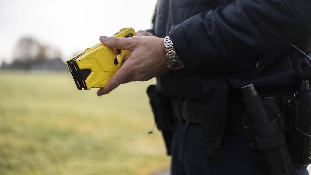 Ein Polizeibeamter demonstriert eine Elektroschockpistole, einen sogenannten Taser. (Symbolbild)