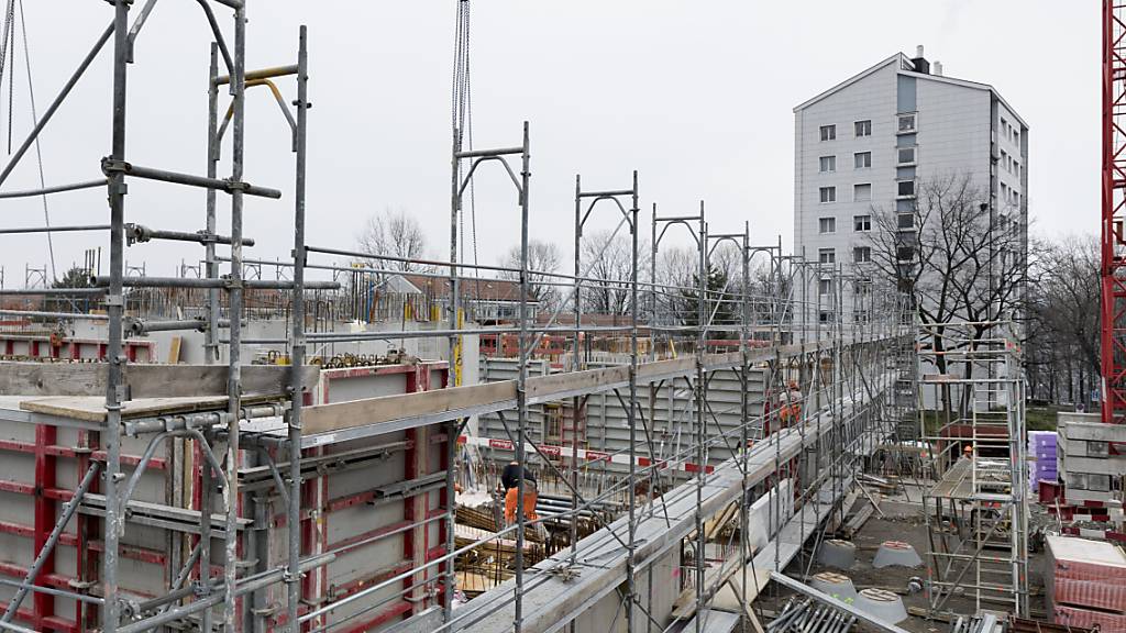 Mittelfristig werden in der Schweiz nicht weniger Wohnungen gebaut: Es gibt eine hohe Anzahl an grossen Bauprojekten in Agglomerationsräumen wie Zürich oder Genf. (Symbolbild)