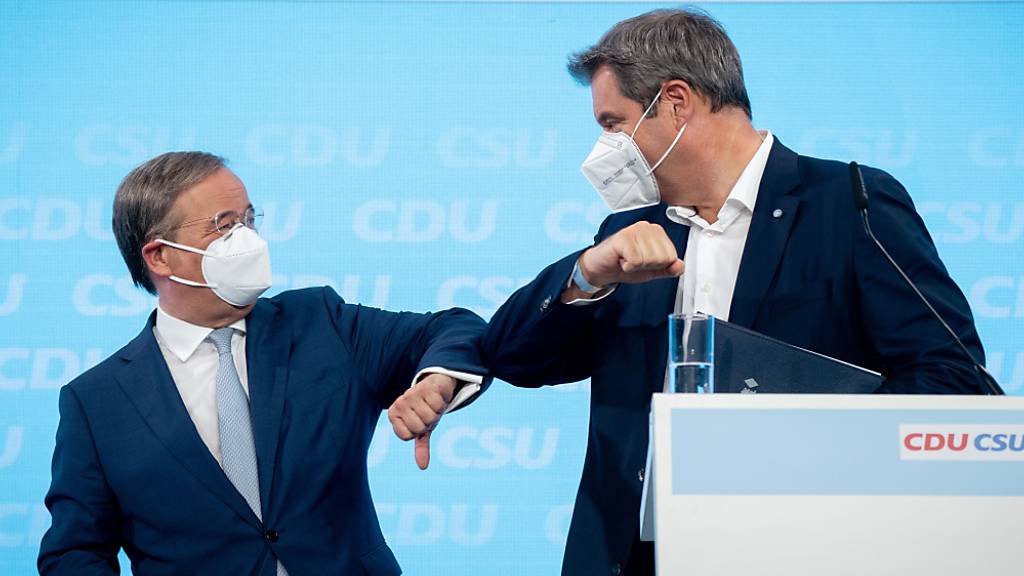 Armin Laschet, CDU-Kanzlerkandidat, CDU-Bundesvorsitzender und Ministerpräsident von Nordrhein-Westfalen, und Markus Söder, CSU-Vorsitzender und Ministerpräsident von Bayern, verabschieden sich nach Pressekonferenz zum gemeinsamen Wahlprogramm für die Bundestagswahl.