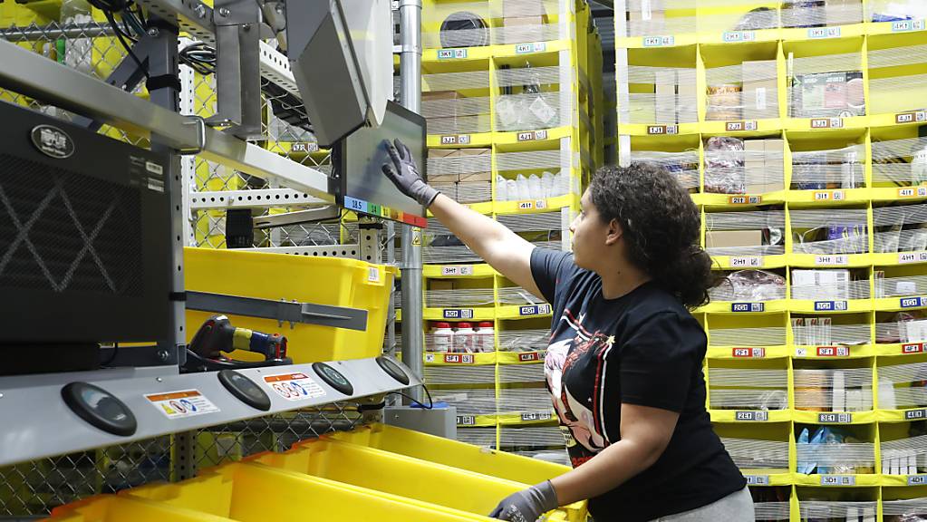 Der Onlinehändler Amazon erhöht für die Mitarbeitenden in den USA den durchschnittlichen Stundenlohn an. Zudem sollen mehr als 125'000 neue Mitarbeitende ein.(Archivbild)