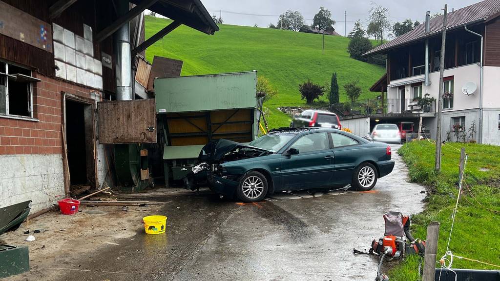 62-Jährige kracht mit Auto in Alpnacher-Stall