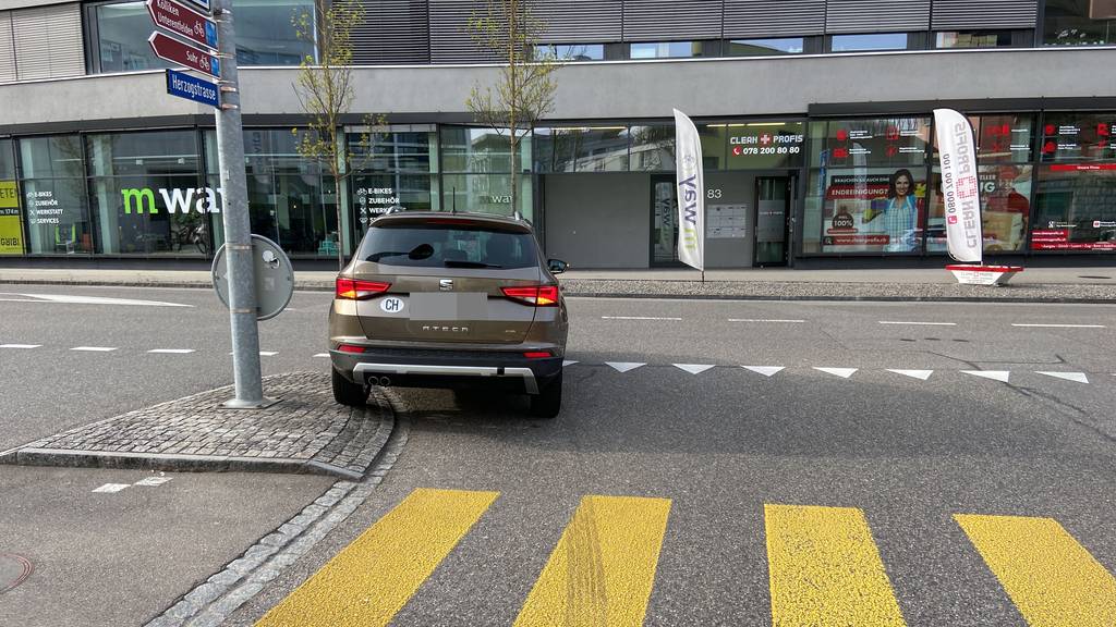 Frau fährt in Aarau betrunken zweimal ins gleiche Auto