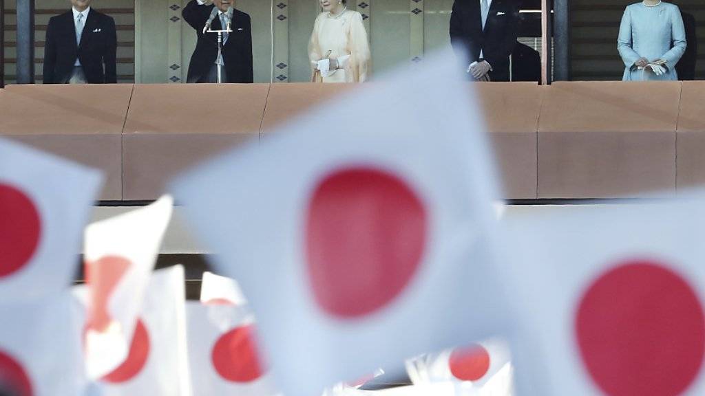 Zehntausende haben dem japanischen Kaiser Akihito (2.v.l) zu  seinem 84. Geburtstag die Ehre erwiesen.