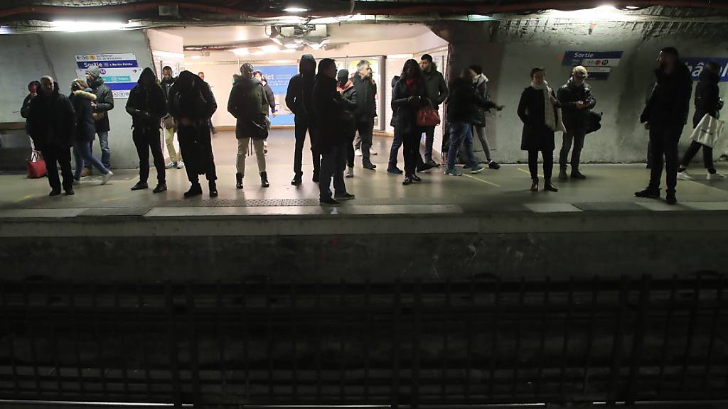 Wartende Passagiere in einer U-Bahn-Station von Paris: Der Generalstreik hat zu massiven Verkehrsproblemen geführt. (AP Photo/Michel Euler)