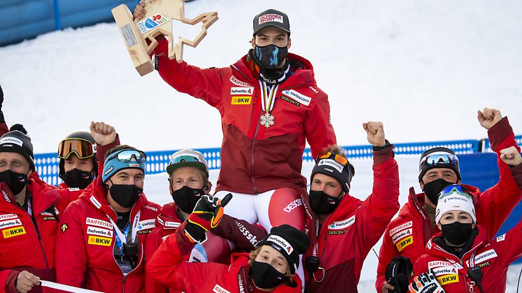 Das Schweizer Team feiert Loïc Meillards Bronzemedaille im Parallelrennen. Es handelt sich um die bereits achte Swiss-Ski-Auszeichnung in Cortina - mehr WM-Medaillen gab es für die Schweiz zuletzt 1989 in Vail