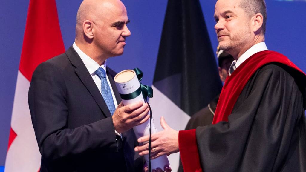 Dekan Michael Walch (r.) überreichte Alain Berset die Ehrendoktorwürde.