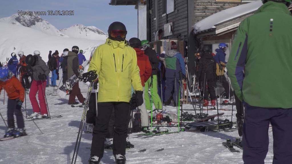 Läden geschlossen, Ski-Pisten offen: Es hagelt Kritik wegen den langen Warteschlangen