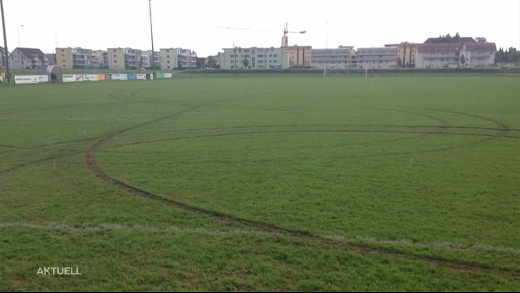 Fussballplatz verwüstet: Mit Auto Runden auf Rasen gedreht