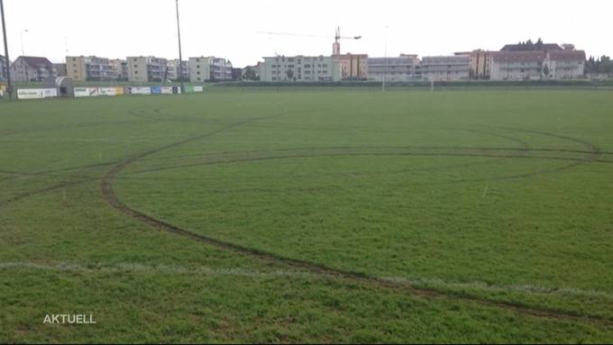 Fussballplatz verwüstet: Mit Auto Runden auf Rasen gedreht