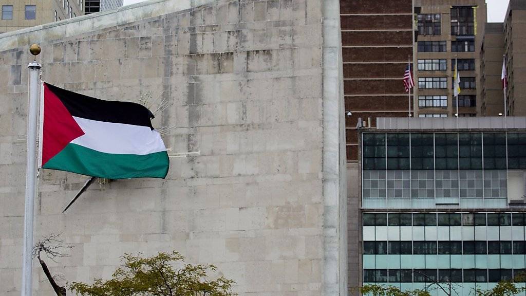 Die Palästinenser-Flagge weht nun am UNO-Hauptquartier in New York - im Rosengarten.