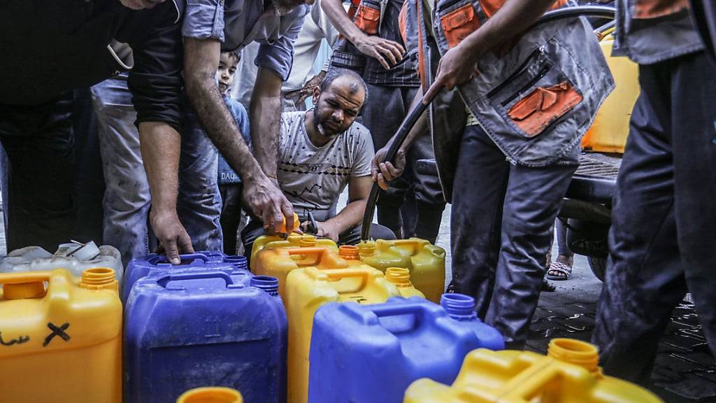 ARCHIV - Palästinenser stehen Schlange, um Wasser zu bekommen, während der Krieg zwischen Israel und der Terrororganisation Hamas weitergeht. Foto: Abed Rahim Khatib/dpa