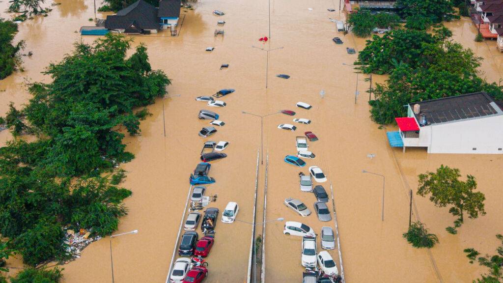 dpatopbilder - Autos und Häuser stehen in der Provinz Songkhla im Süden Thailands unter Wasser. Thailands Premierminister Anutin Charnvirakul rief am Dienstag den Notstand in der Provinz Songkhla aus, da die südliche Region von schweren Überschwemmungen heimgesucht wurde. Foto: Arnun Chonmahatrakool/AP/dpa