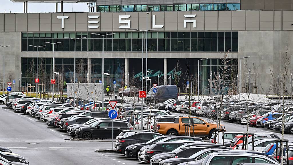 Nach einem mutmasslichen Brandanschlag rechnet der US-Autobauer Tesla noch mit einem Tage langen Produktionsausfall in seinem Werk in Grünheide bei Berlin.