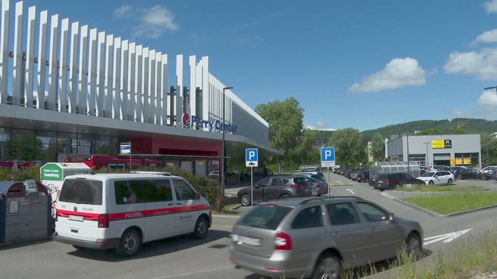 Mit vorgehaltener Waffe: Unbekannter überfällt Coop im Perry Center