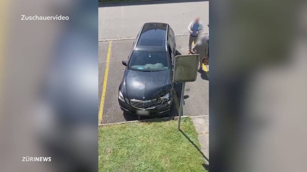 Gas statt Bremse: 81-jähriger Autofahrer kracht in ein Mehrfamilienhaus