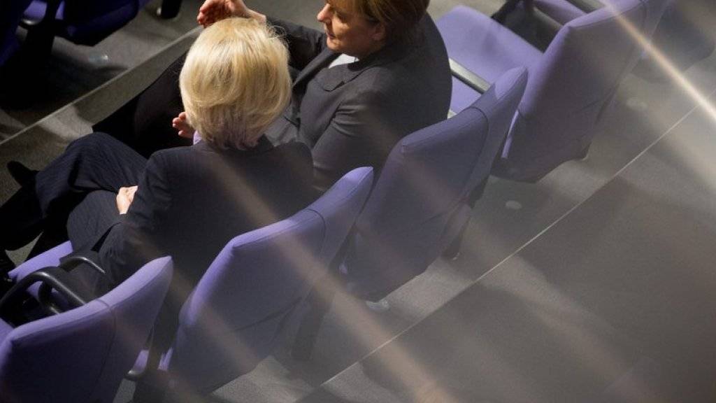 Bundeskanzlerin Merkel (r.) im Gespräch mit Verteidigungsministerin von der Leyen im Bundestag anlässlich der Diskussion über den Einsatz von deutschen Soldaten gegen die IS-Dschihadisten in Syrien.