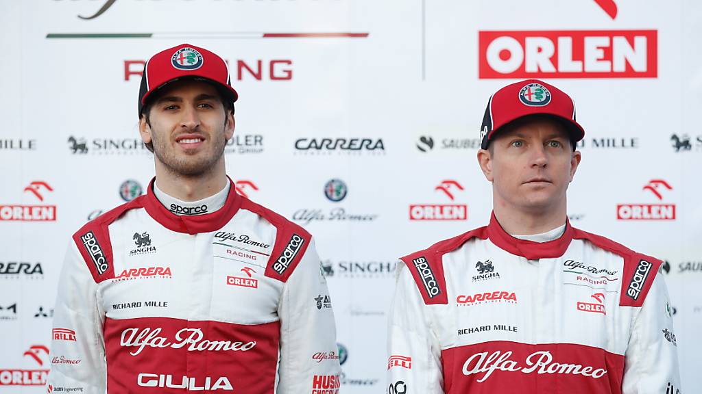 Bleiben beide bei Alfa Romeo: der Italiener Antonio Giovinazzi (links) und der Finne Kimi Räikkönen
