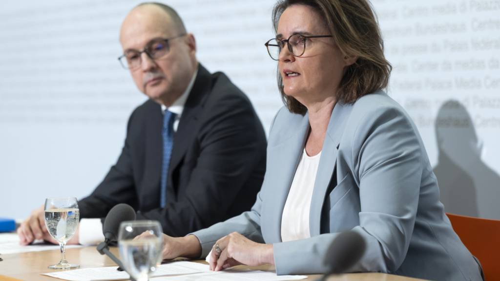 Hatten letztes Jahr mehr zu tun: Marlene Amstad, Verwaltungspräsidentin der Eidgenössischen Finanzmarktaufsicht Finma, und Stefan Walter, Direktor Finma, während der Jahresmedienkonferenz der Finma, am Dienstag in Bern.