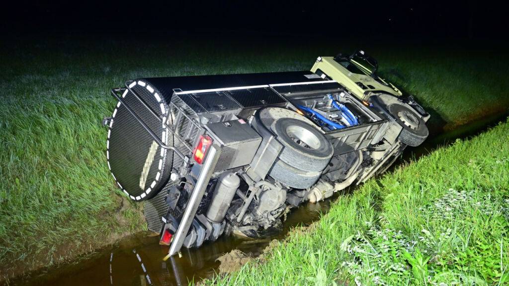 Der Milchtank-Lastwagen kippte zur Seite.