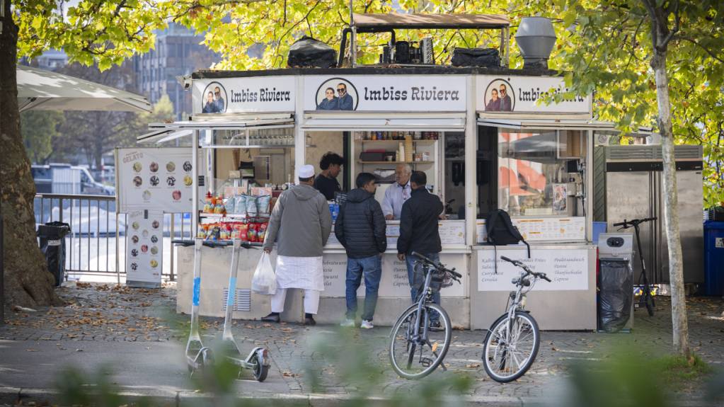 Die beiden Imbiss-Stände am Zürcher Bellevue erhalten eine letzte Verlängerung bis Ende September 2026. (Archivbild)+
