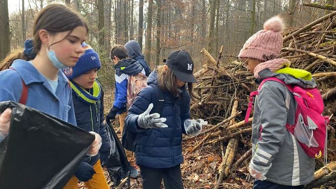 1700 Schulkinder putzen den Zürcher Wald