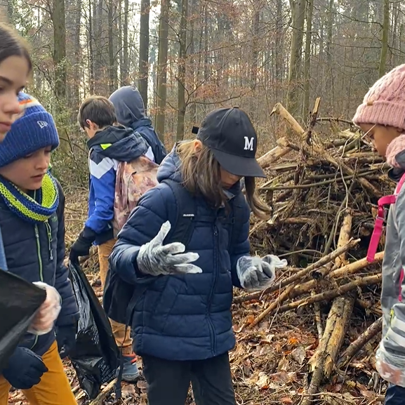 1700 Schulkinder putzen den Zürcher Wald