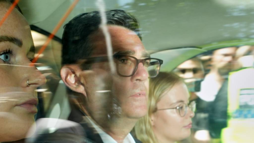 Andy Burnham von der Labour-Partei sitzt in einem Taxi, nachdem in London angekommen ist. Foto: Kin Cheung/AP/dpa