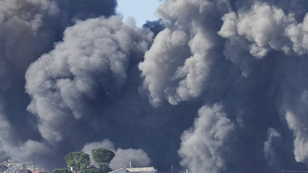 dpatopbilder - Schwarzer Rauch steigt am Rande von Aita al-Shaab, einem libanesischen Grenzdorf zu Israel im Südlibanon, auf. Foto: Hussein Malla/AP/dpa