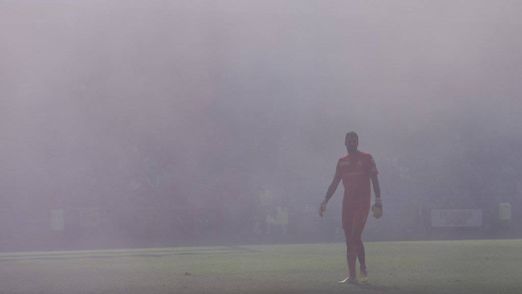 Fussballer im Nebel: Der Zürcher Yanick Brecher steht im Rauch der Pyros am Fussball Meisterschaftsspiel zwischen dem FC Basel und dem FC Zürich.