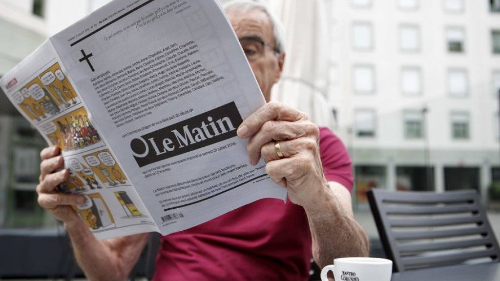Ein Leser mit der letzten Ausgabe von «Le Matin». Vor einem Jahr gab Tamedia die Einstellung der gedruckten Version der Zeitung bekannt. (Archivbild)