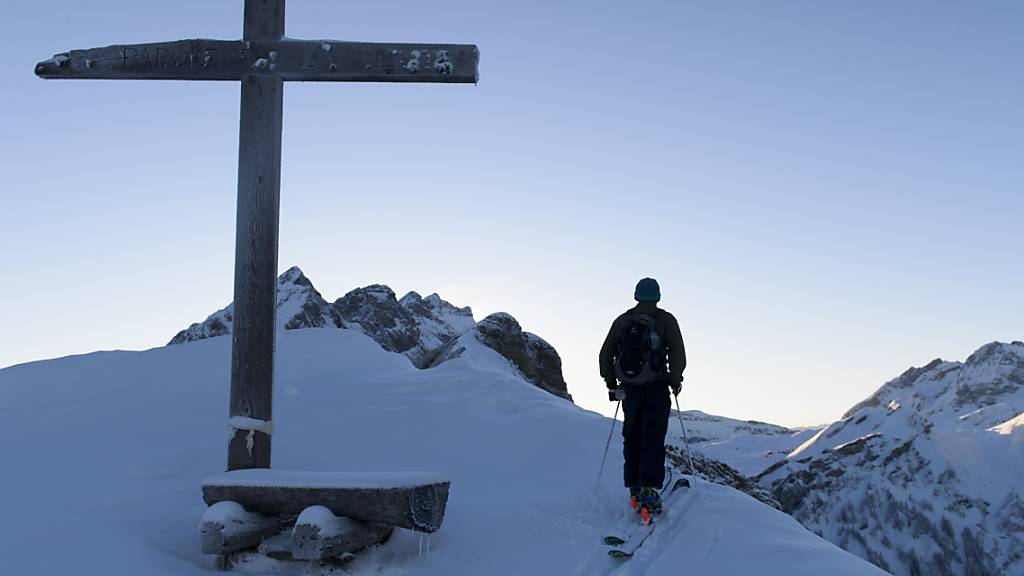 Ein 39-jähriger Skitourenfahrer ist am Montag im Wallis tödlich verunglückt. (Archivbild)