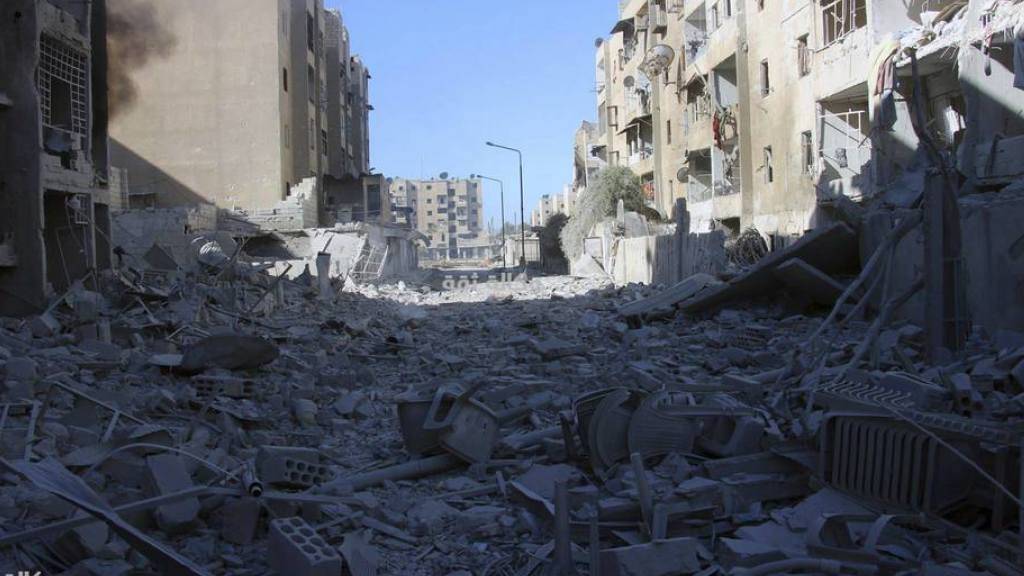 Aufnahme eines von Luftangriffen der syrischen Armee getroffenen östlichen Quartiers von Aleppo. Kein einziges Viertel von Ost-Aleppo sei von den Bombardements verschont worden, erklärte die in Grossbritannien ansässige Beobachtungsstelle für Menschenrechte.