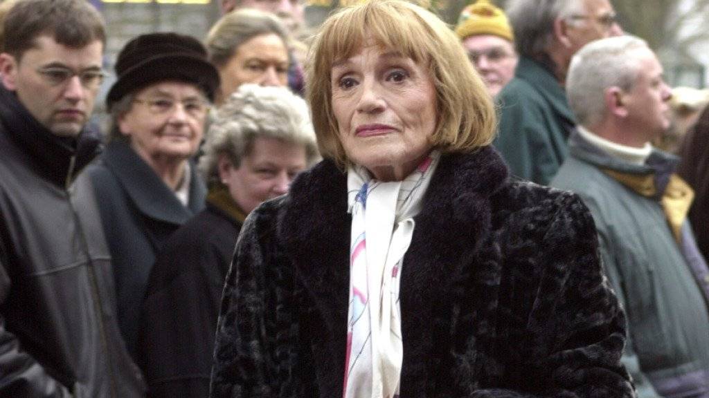 Die Schauspielerin und Sängerin Gisela May 2002 auf der Beerdigung von Hildegard Knef. Am Freitag ist sie der grossen Kollegin gefolgt. (Archivbild)