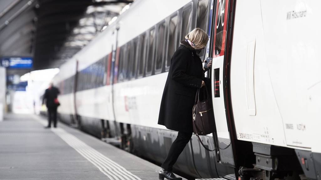 Eine Frau steigt in Zürich ein, sie kann bei Verspätungen jedoch nicht damit rechnen, dass der Zug an ihrem Zielort hält.