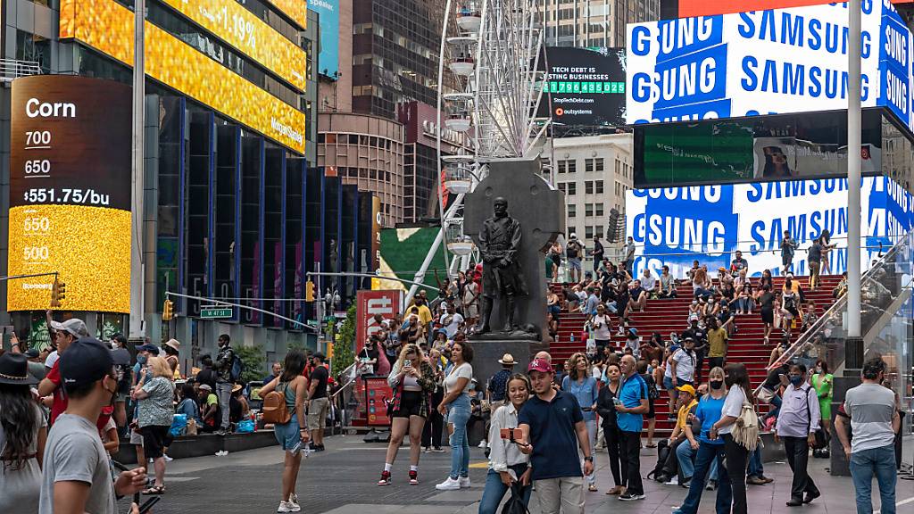 Das Times Square Riesenrad bietet Besuchern einen Blick den es so noch nicht gab. Aus 30 Meter Höhe kann der Times Square bestaunt werden. Das Riesenrad zwischen der 47. und 48. Straße, wird bis zum 14. September geöffnet sein. Foto: Ron Adar/SOPA Images via ZUMA Press Wire/dpa