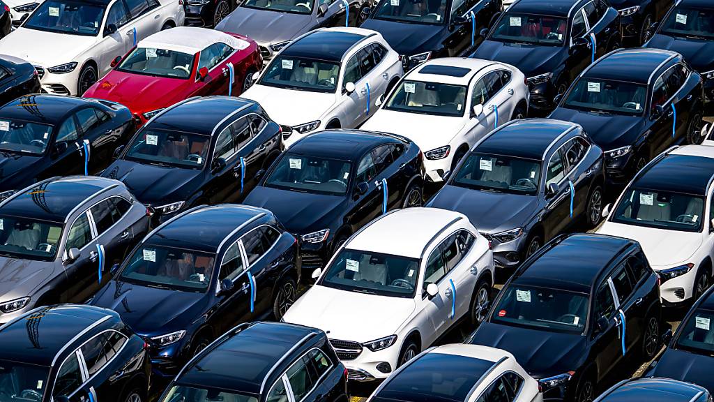 ARCHIV - Autos stehen auf dem Gelände vom BLG Autoterminal Bremerhaven. Foto: Sina Schuldt/dpa