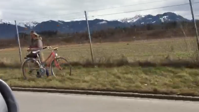 Velofahrer auf der A13 unterwegs