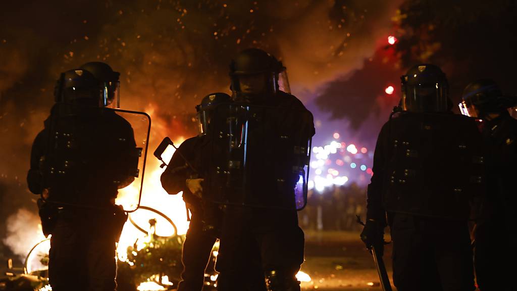 In der Nähe des Platzes der Republik in Paris kam es nach der zweiten Runde der Parlamentswahlen zu Ausschreitungen. Foto: Aurelien Morissard/AP/dpa